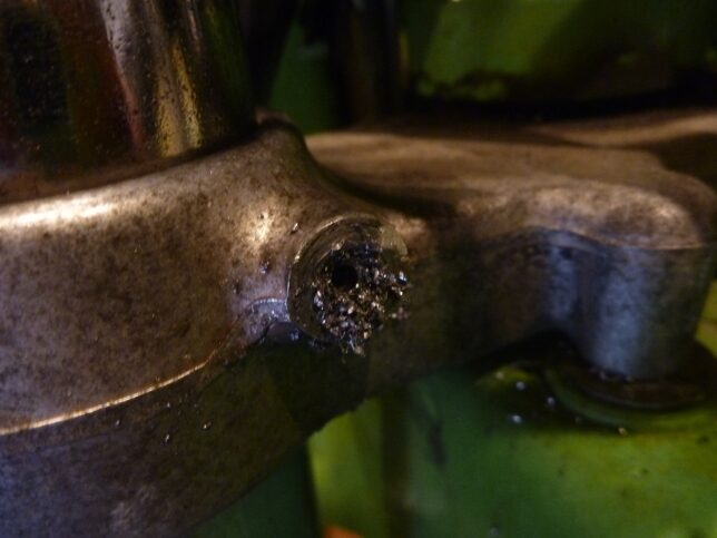 ドリルで穴あけ