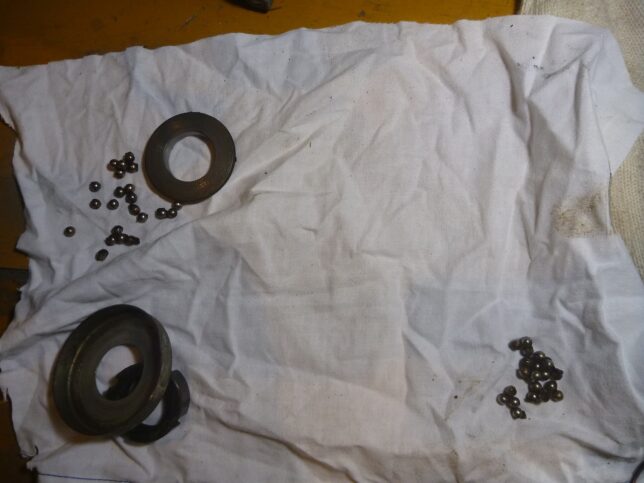 KS2　ステムベアリングのグリスアップ　ベアリングの球がポロポロ落ちます。あまり開けたくないので、良いグリスを使いましょう。