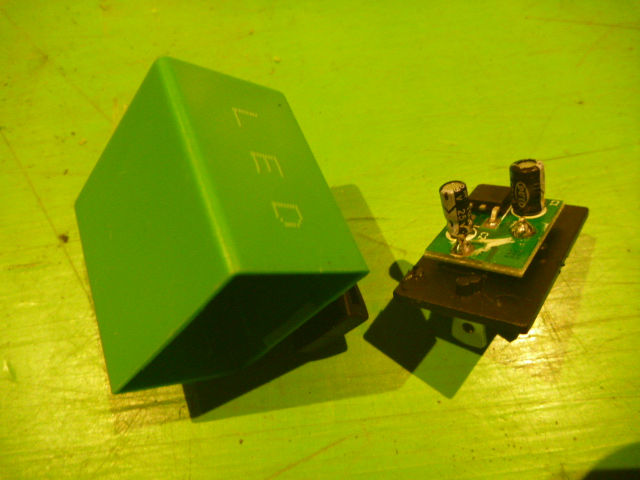 KS2　12V化　半波整流　ICウインカーリレーの中身。軽いはずですな。