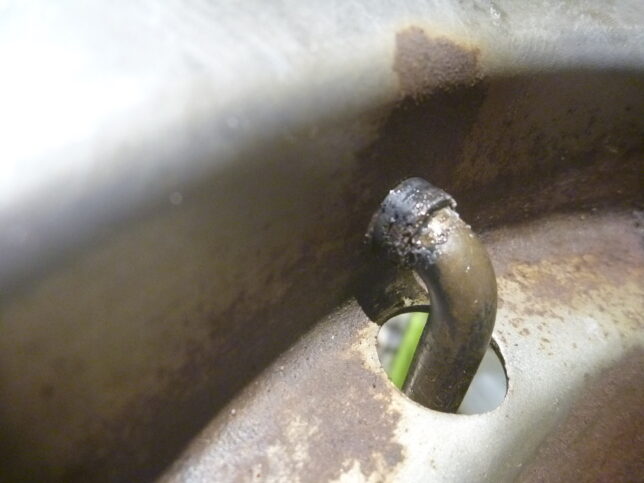 ベスパ　タイヤ交換（チューブ）　穴のサイズ確認