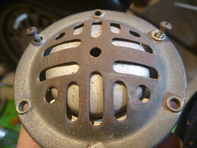 錆取り　ベスパのホーン　錆取り前