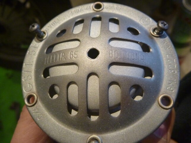 錆取り　ベスパのホーン　錆取り後