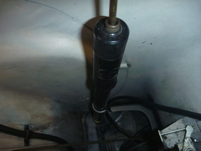 ベスパ　50s　キャブなど　整備　謎のボルト　正体　空気入れ固定用　なごり