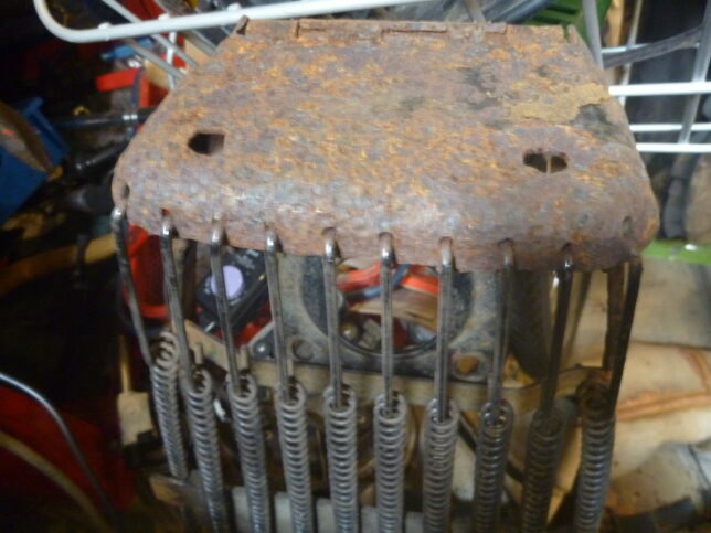 ベスパ　シート修理　金属シートベース