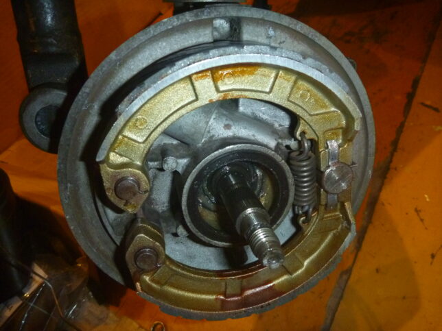 べスパ　ｐ１２５　フロントブレーキ　アタリ出し