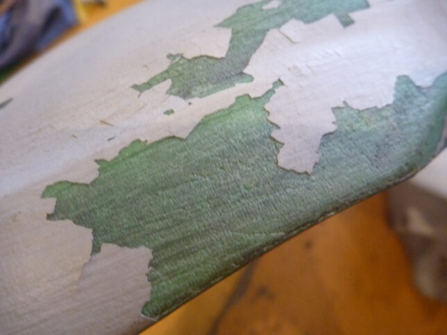 劣化したプラ（PP）の上にサフェーサー　ペリペリ剥がれた