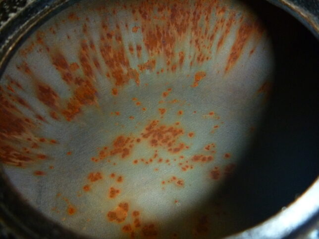 鉄瓶の内側の錆　赤さび　