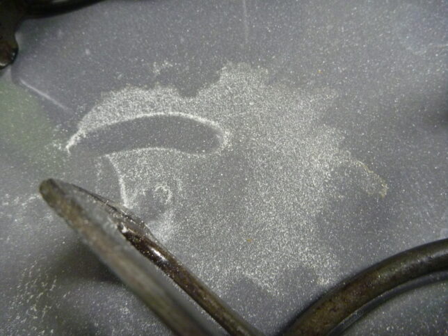 こぼれたお湯が揮発して白い粉が残った