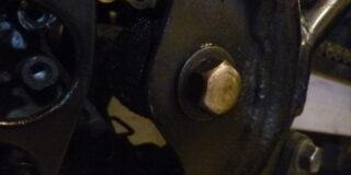 カワサキ　KS2　スイングアーム　ボルトの頭角削り